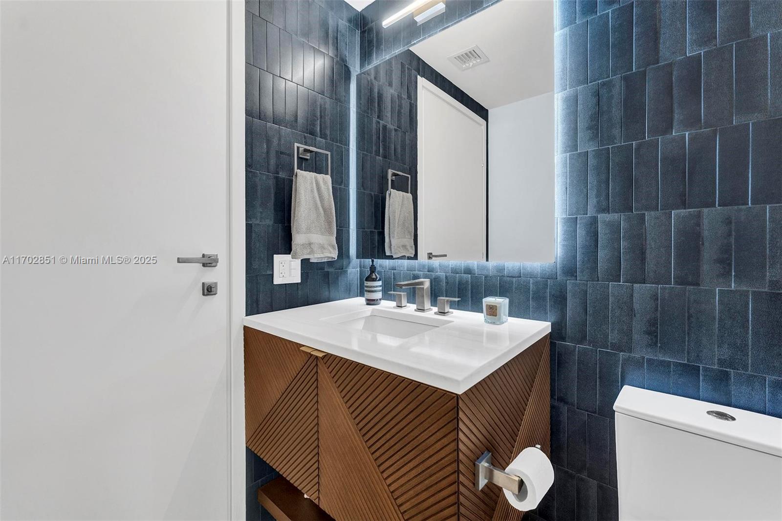 1300 Brickell Bay Dr #1810, Miami FL 33131