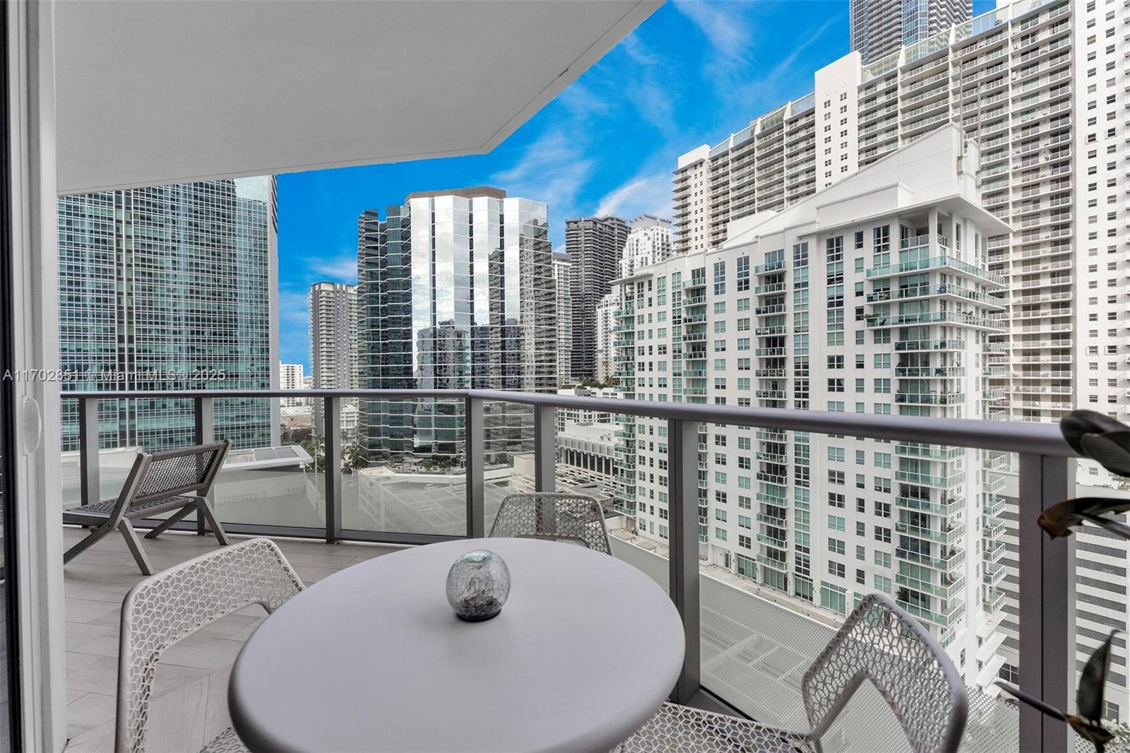 1300 Brickell Bay Dr #1810, Miami FL 33131