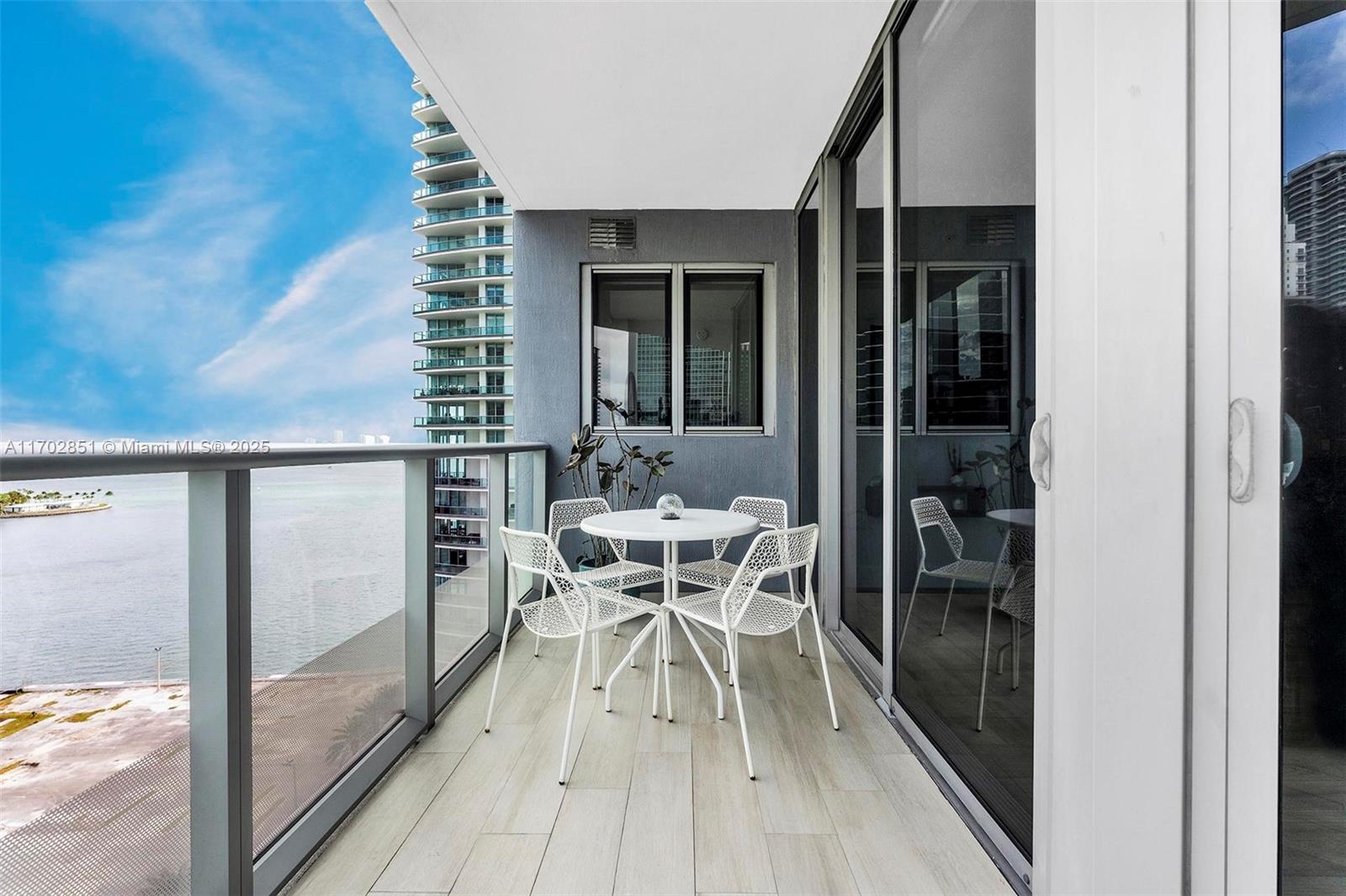 1300 Brickell Bay Dr #1810, Miami FL 33131