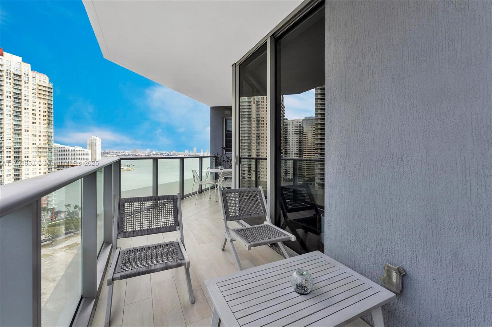 1300 Brickell Bay Dr #1810, Miami FL 33131