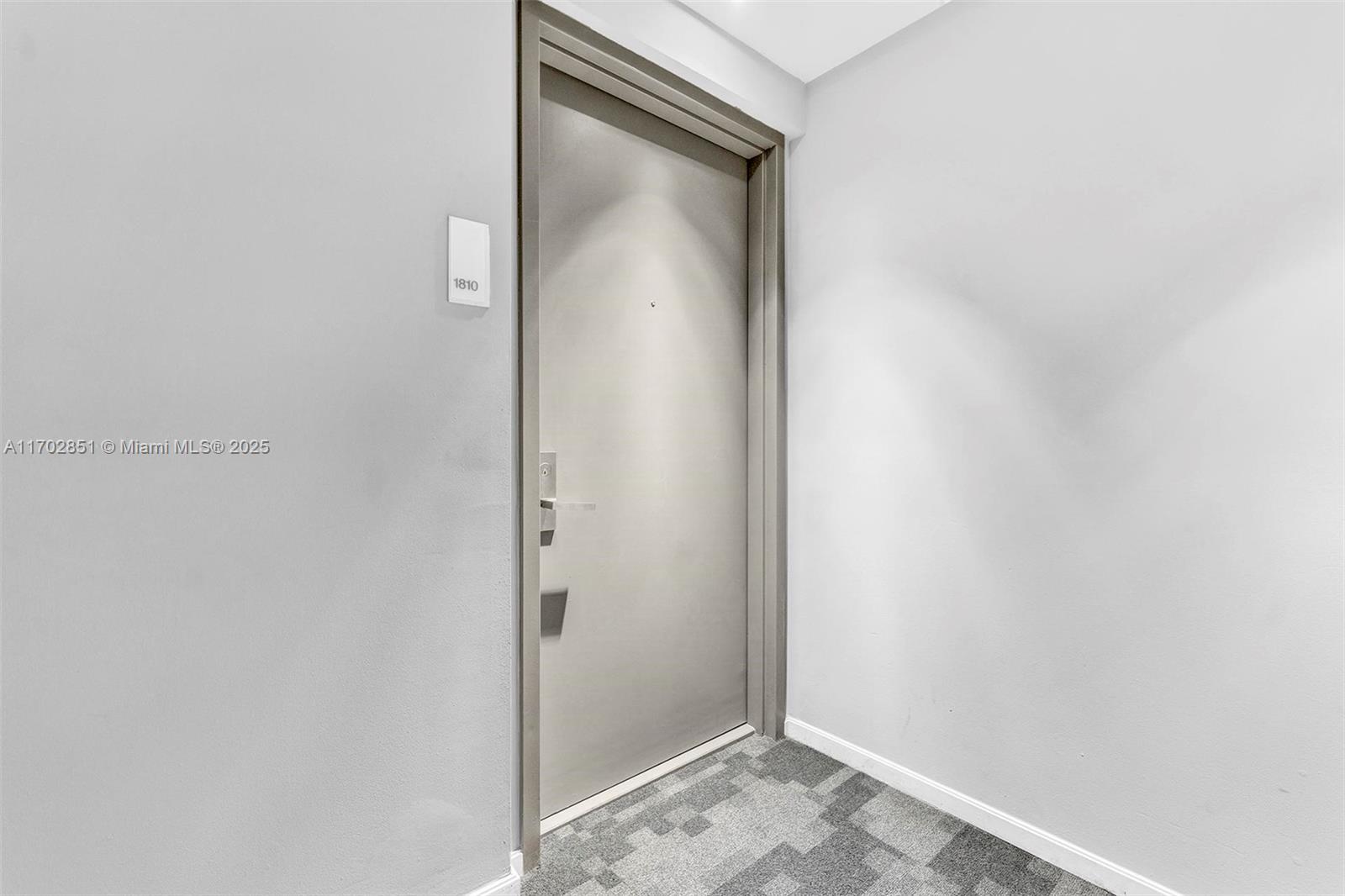 1300 Brickell Bay Dr #1810, Miami FL 33131