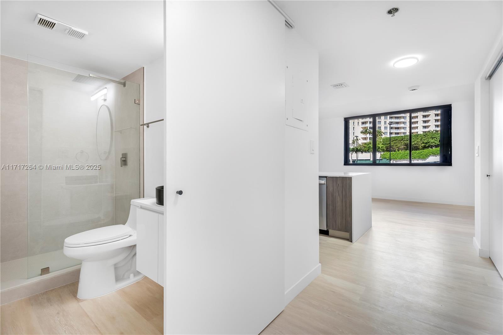 This beautifully remodeled studio offers the perfect combination of style, comfort, and convenience, located in the highly sought-after Brickell Key neighborhood. With brand-new flooring throughout and updated appliances, this space feels fresh, modern, and ready to move in. 
Located just minutes away from Brickell's best restaurants, shopping, and nightlife, this studio is the ideal space for anyone looking to experience the heart of Miami in comfort and style.The building offers a range of top-tier amenities, including a fully equipped fitness center, a stunning pool with access to Biscayne Bay. Residents also enjoy 24/7 security, concierge services, assigned parking, and valet. For added convenience, there are on-site dining options and a grocery store in the lobby level.