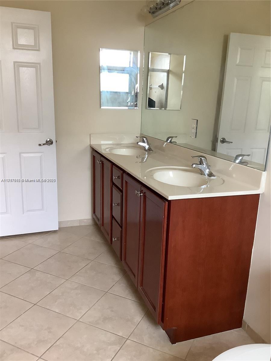 8879 SW 227th Ter, Cutler Bay, Florida image 24