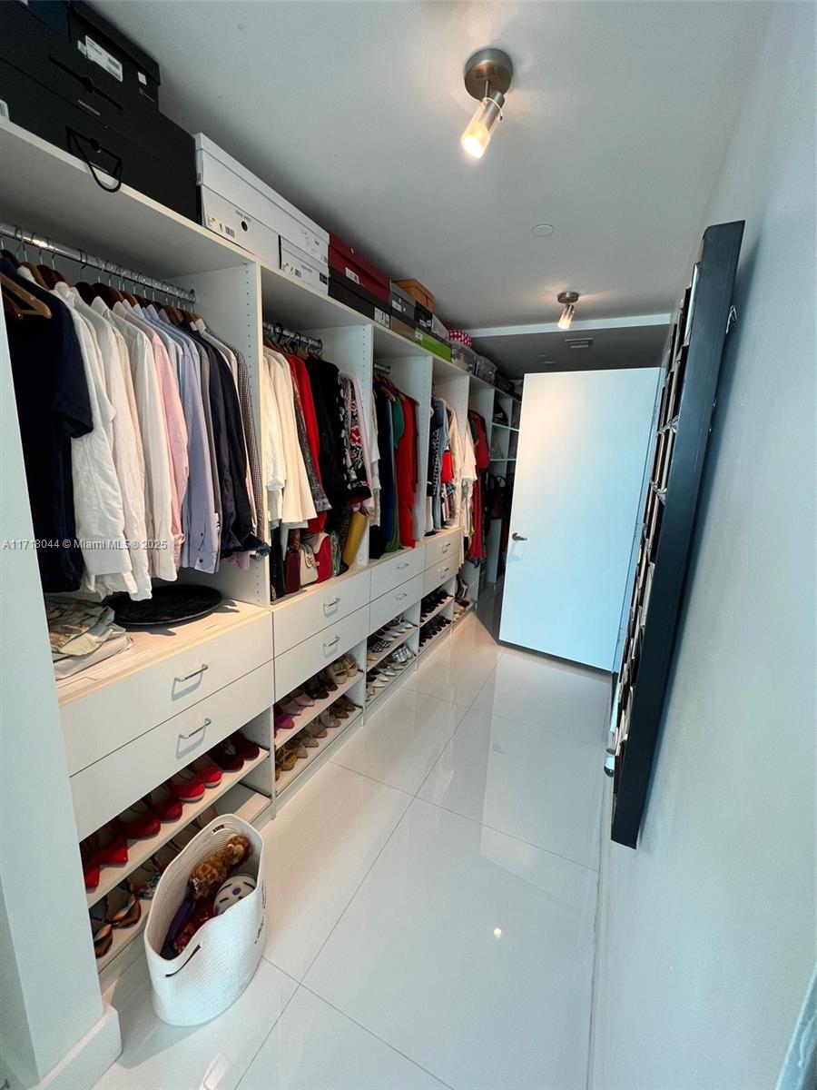 900 Biscayne Blvd #2008, Miami FL 33132