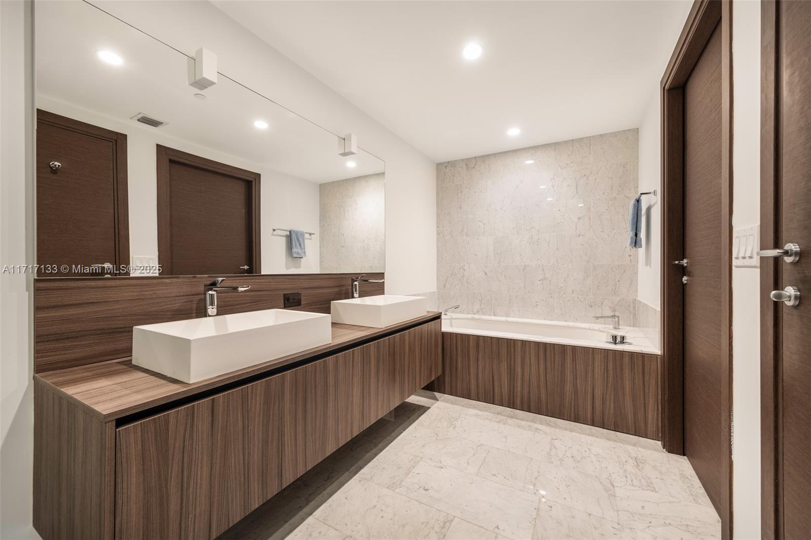 1000 Brickell Plz #4402, Miami FL 33131