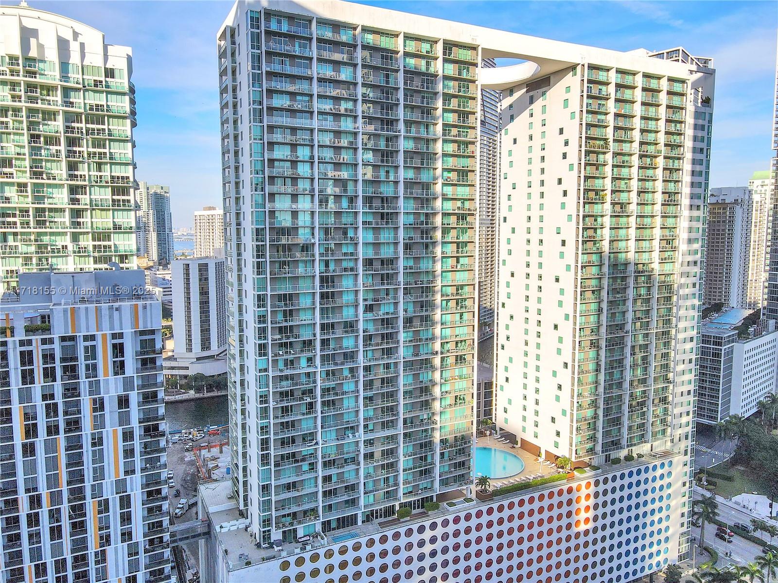 Spectacular Furnished 1 bed, 1 bath + DEN apartment located in the heart of Brickell. This unit has a large
balcony. 500 Brickell Condominium is a building that stands out for its tranquility, location, and luxury amenities, 2
swimming pools, a Jacuzzi, full gym, games room, theater, BBQ area, and Clubhouse. Steps from restaurants,
supermarkets, and bars. For leases shorter than six months, the pricing is increased!! Visits begin January 15th