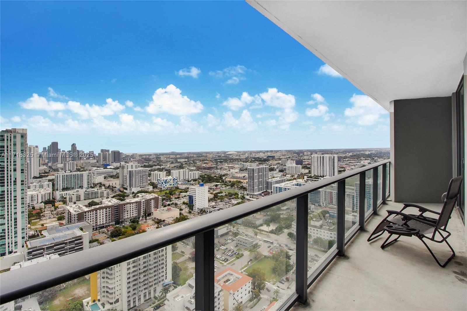 Discover luxury living at Paraiso Bayviews in Edgewater. This 36th-floor residence offers stunning bay and city views through floor-to-ceiling windows and boasts 9-foot ceilings. Built in 2018, Paraiso Bayviews offers world-class amenities, including a rooftop infinity pool, sunset pool, tennis and paddle courts, fitness center, spa, theater, children’s playroom, BBQ areas, and exclusive access to the Paraiso Beach Club.