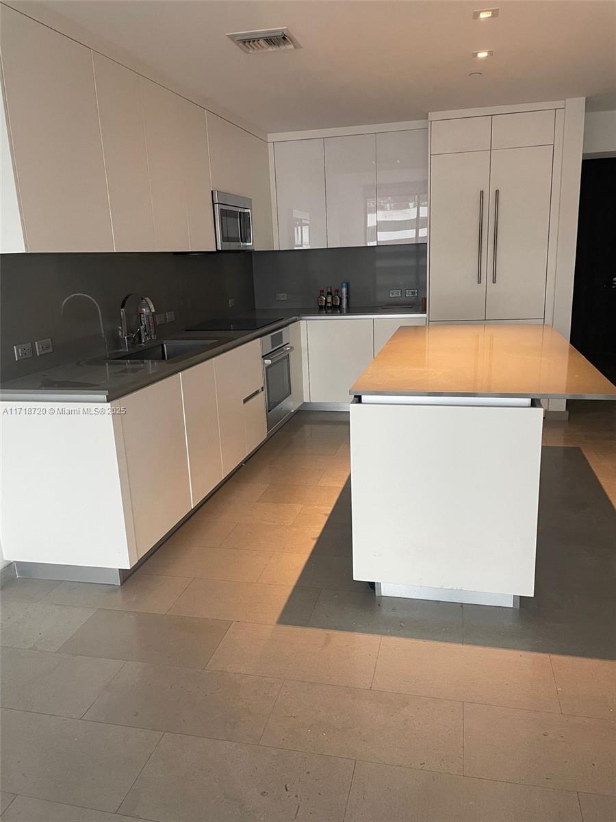 88 SW 7th St #1608, Miami FL 33130