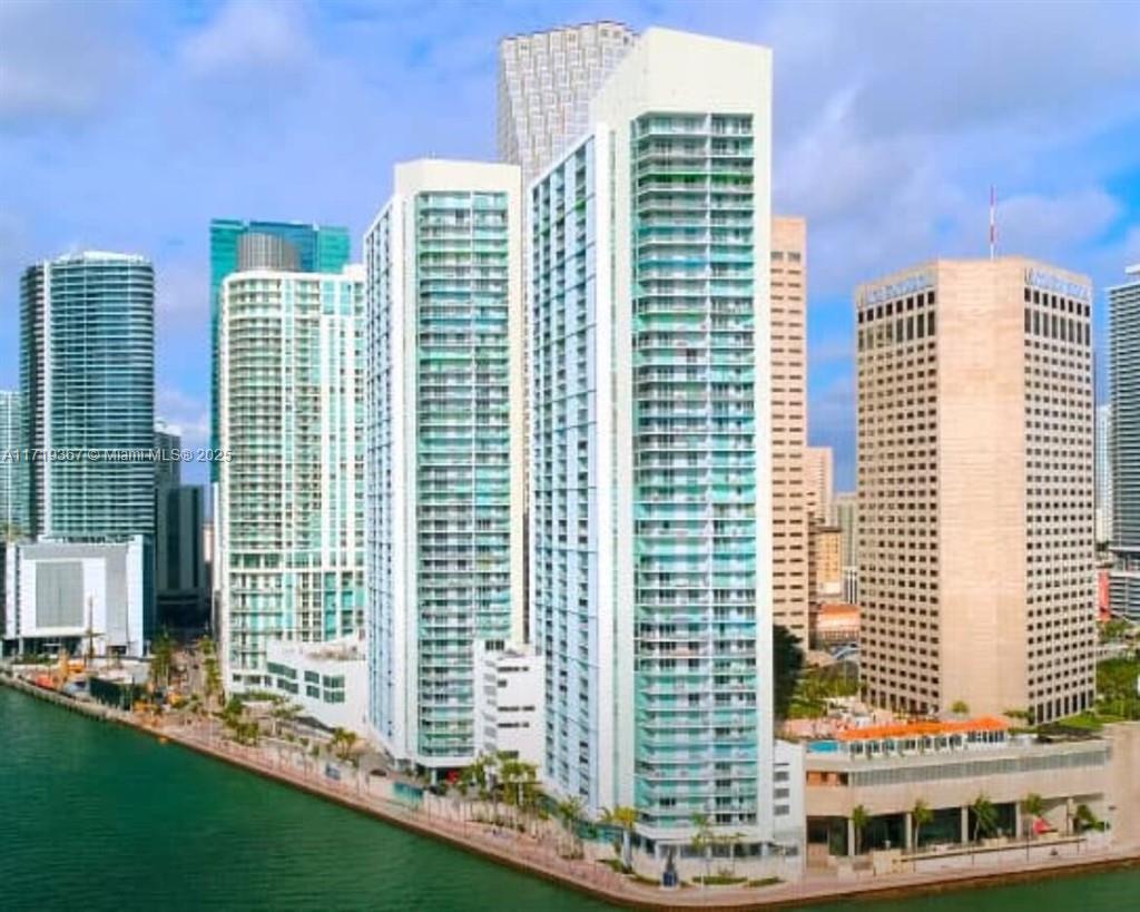 Breathtaking views, high floor, luxuriously tiled, spacious studio - in the heart of downtown Miami! Near BRICKELL CITY CENTER, WHOLE FOODS, TOP RESTAURANTS, SHOPPING, TOP ENTERTAINMENT (ARENA, BRICKELL BUSINESS DISTRICT and NIGHTLIFE, UNIVERSITIES, SoBe, GROVE, Gables, and Airport). Panoramic views of Biscayne Bay and the Downtown skyline.
Luxury building with 5-star amenities including 2 swimming pools, fitness centers, 2 party rooms, conference room, 24/7 Security, valet, concierge, & more! 
WATER, BASIC CABLE, INTERNET AND 1 PARKING SPACE INCLUDED.