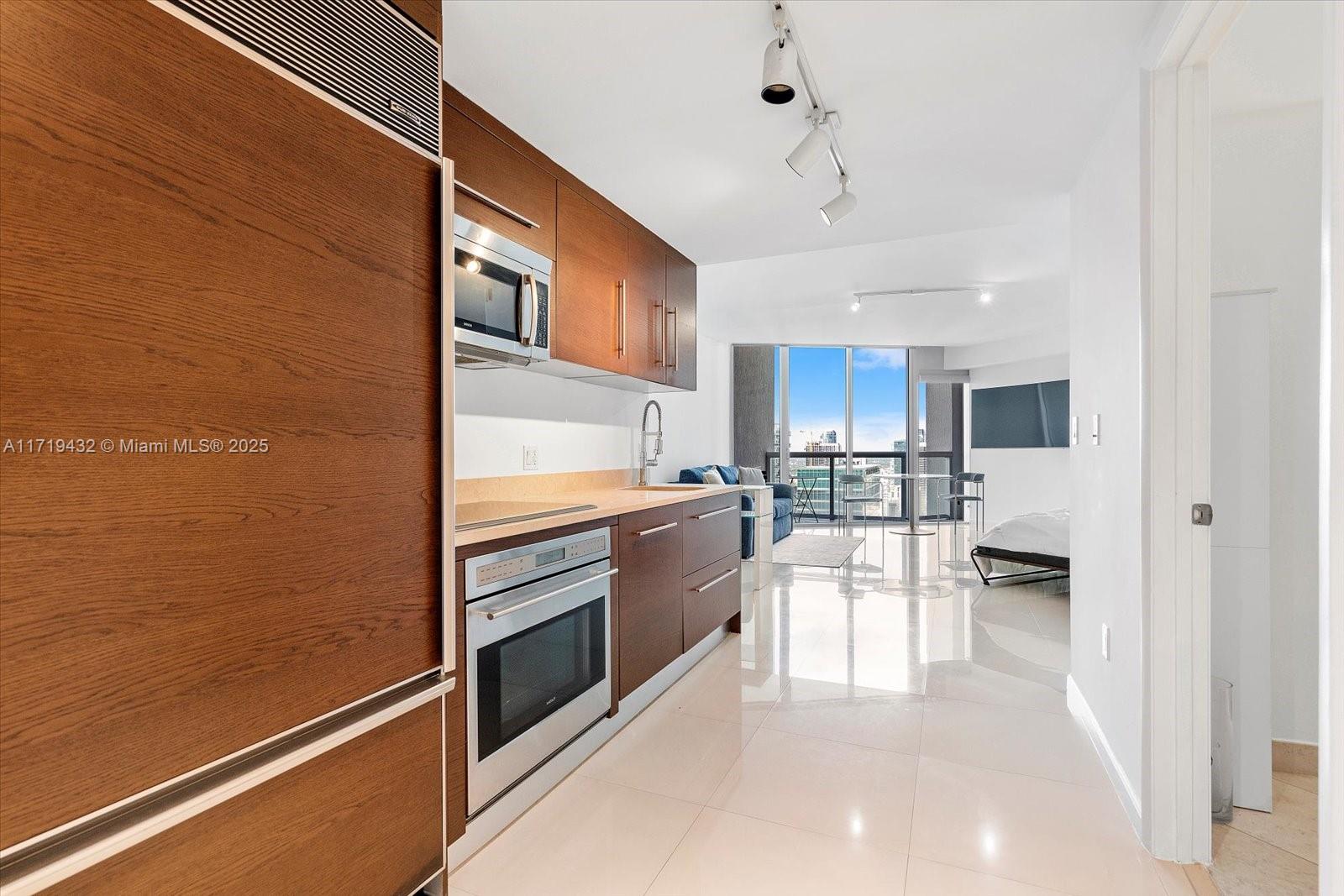 Furnished penthouse studio in Icon Brickell with amazing city, river and bay views. Super clean condo that feels
like brand new. Built in murphy bed with strorage, stainless appliances, new full size w/d, new furniture, turn key. 5 star Amenities, spa, theatre, restaurants and incredible pool.