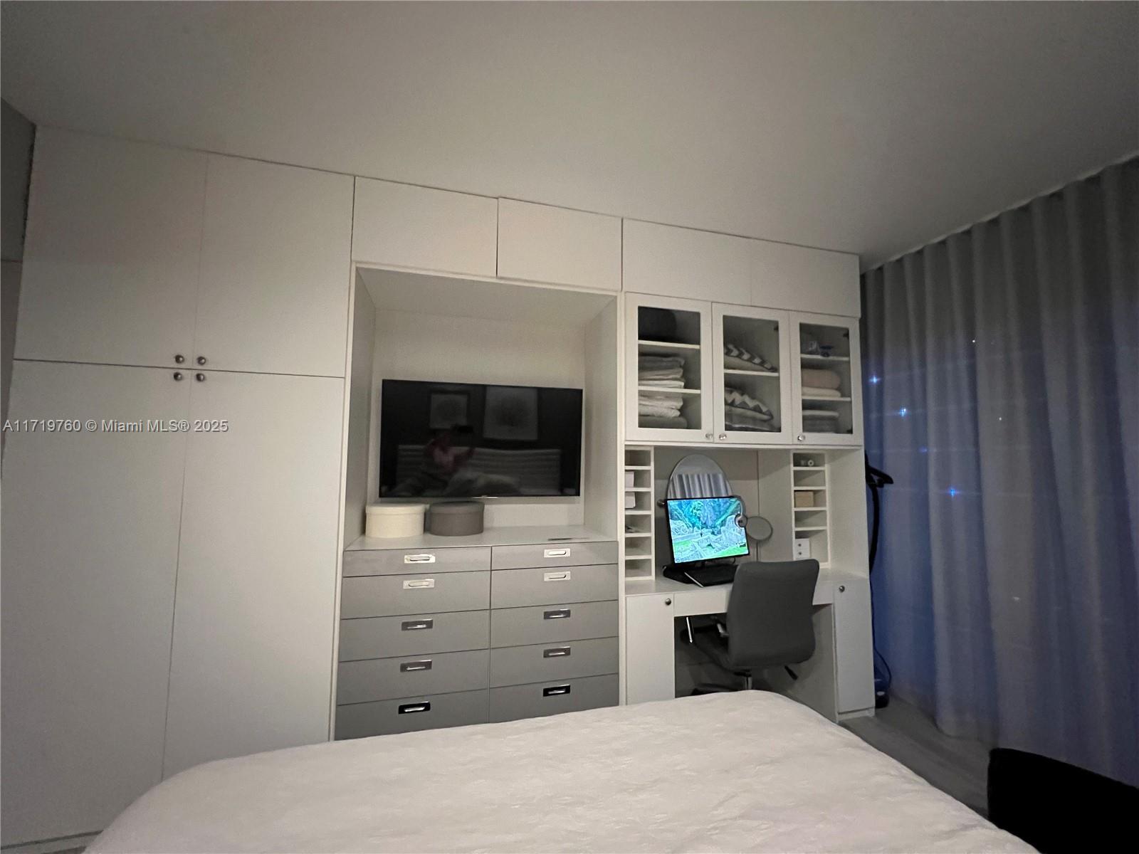 45 SW 9th St #1401, Miami FL 33130