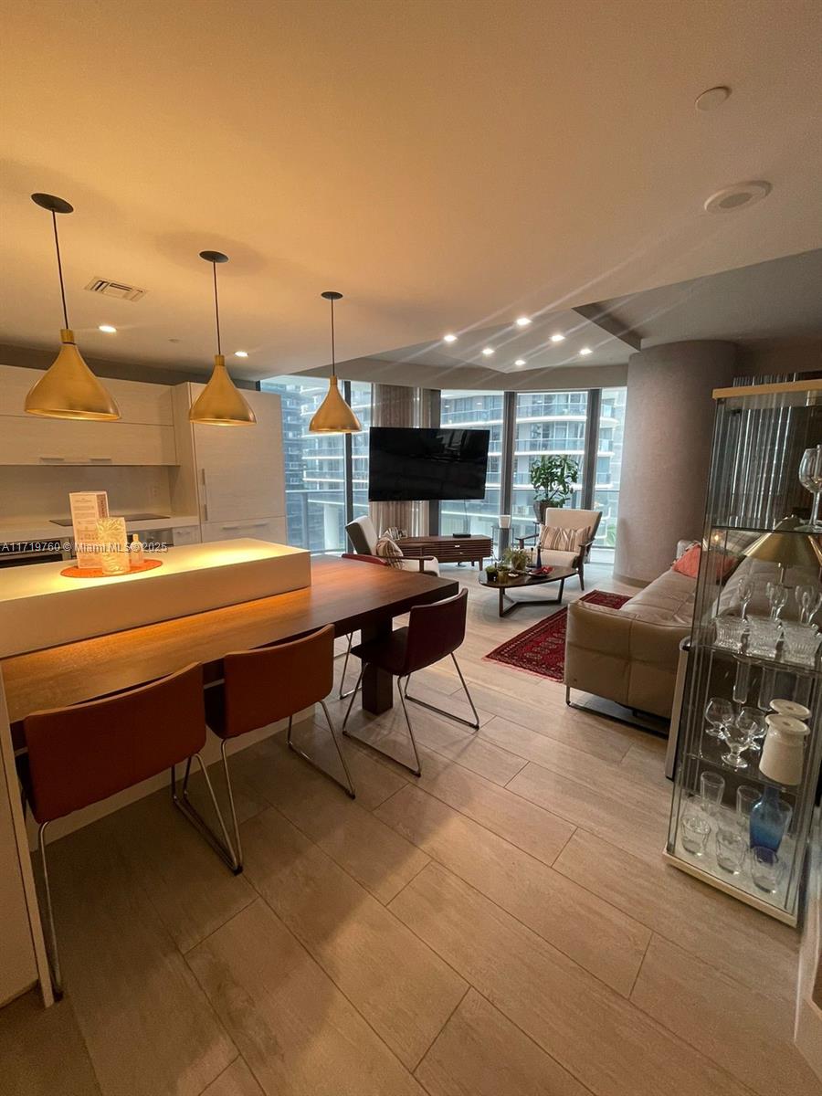 45 SW 9th St #1401, Miami FL 33130