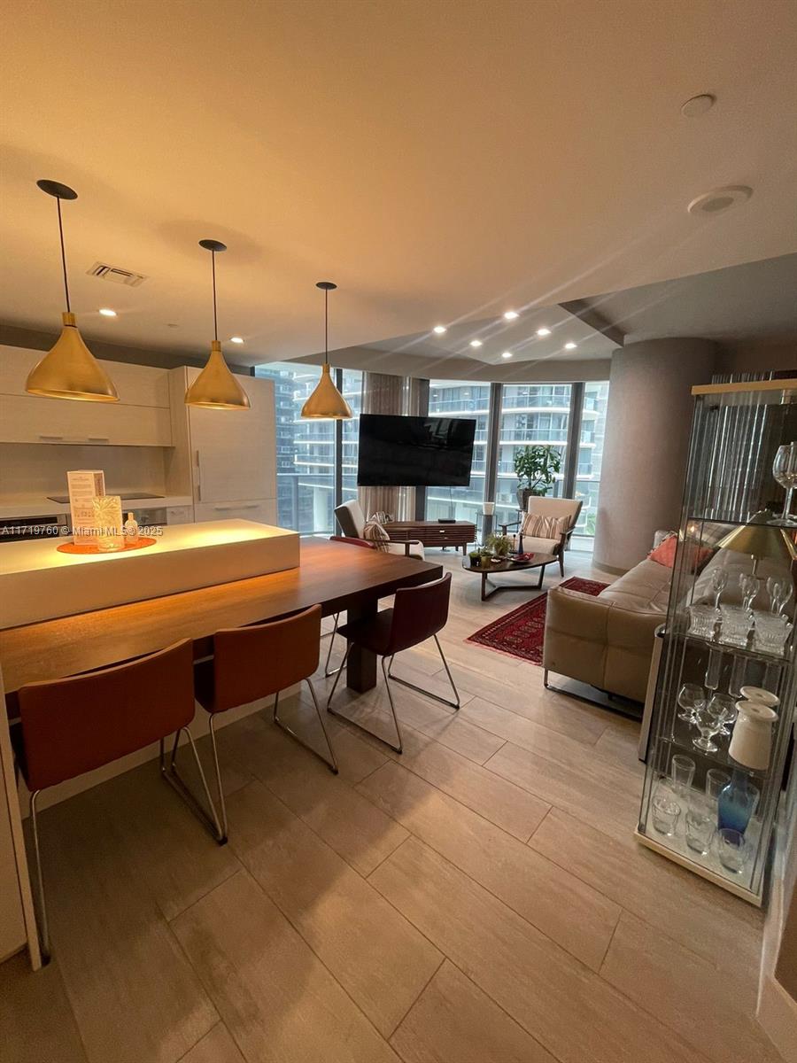 45 SW 9th St #1401, Miami FL 33130