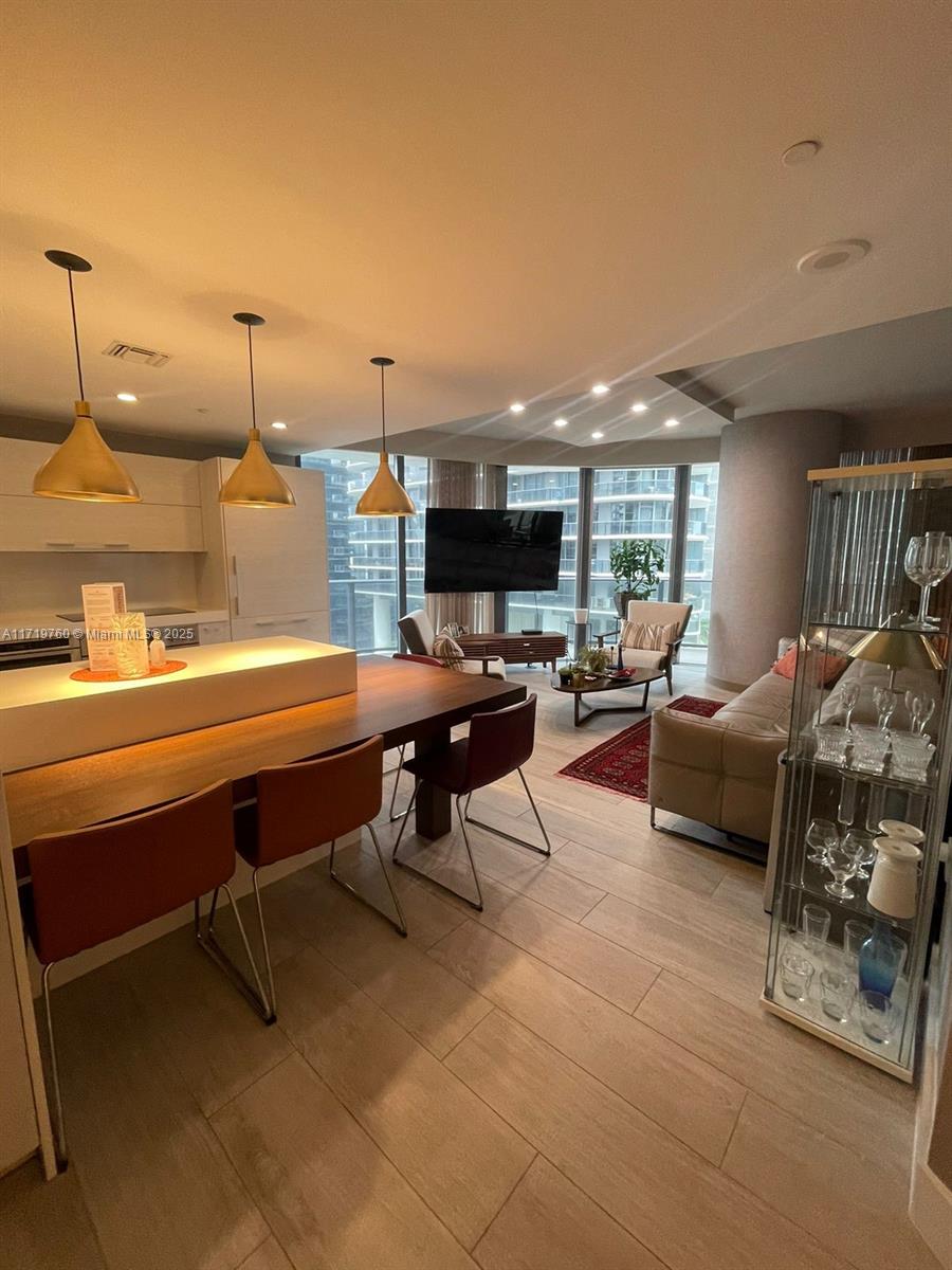 45 SW 9th St #1401, Miami FL 33130