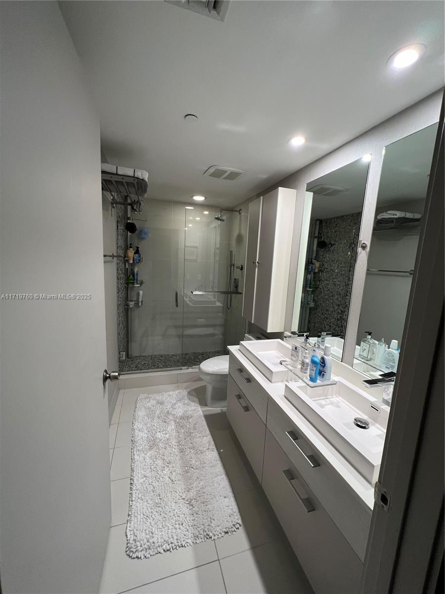 45 SW 9th St #1401, Miami FL 33130