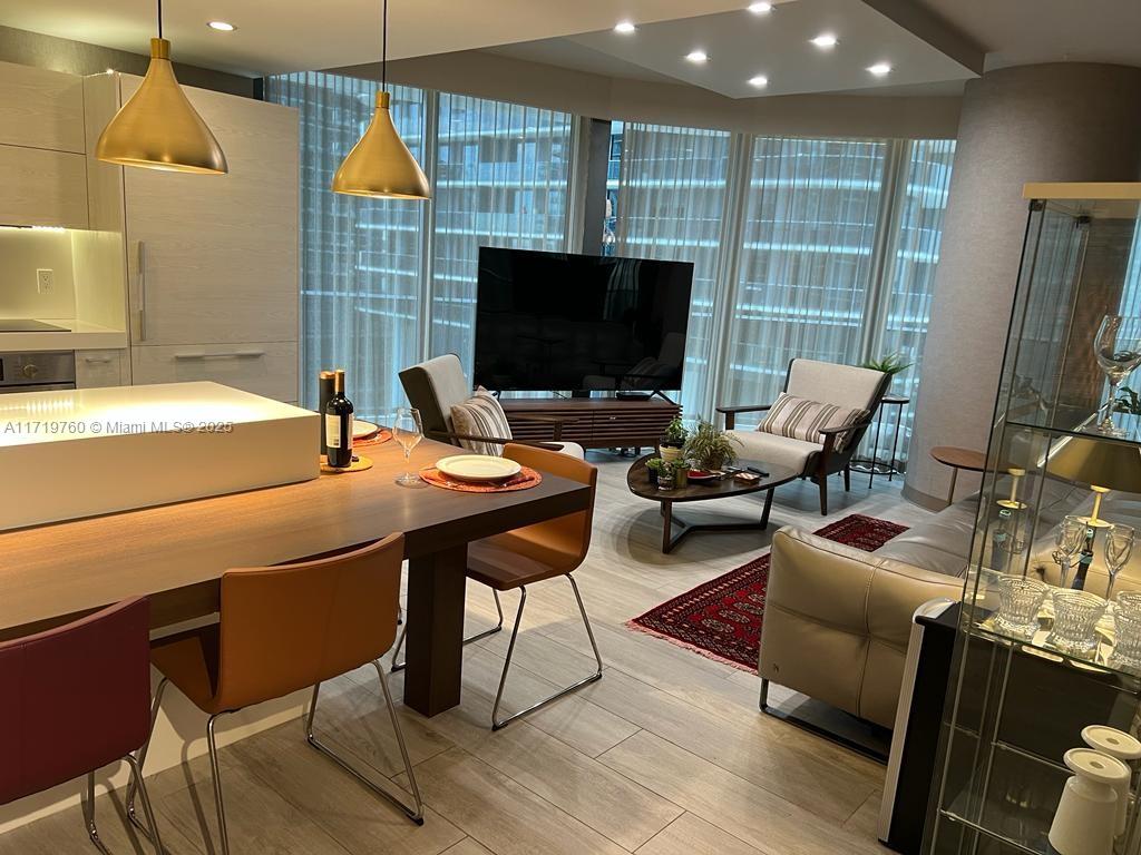 45 SW 9th St #1401, Miami FL 33130
