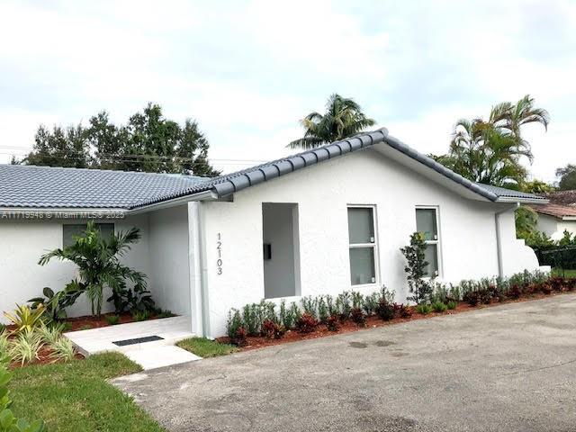 Pinecrest - Rare Opportunity to rent a LARGE  Duplex - 3 bedrooms 2 baths family room, covered patio ,huge fenced lot( No Pets)  Total recent Renovation - Shows beautiful - Very private - close to schools, shopping , all ball fields,Us 1.metro rail at dadeland  . All PALMETTO SCHOOLS - Best schools !