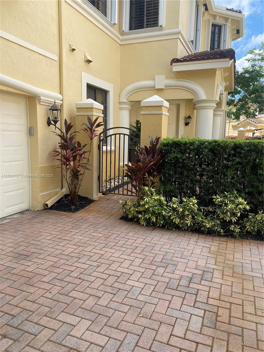 1624 Passion Vine Cir #30-2, Weston, Florida image 2