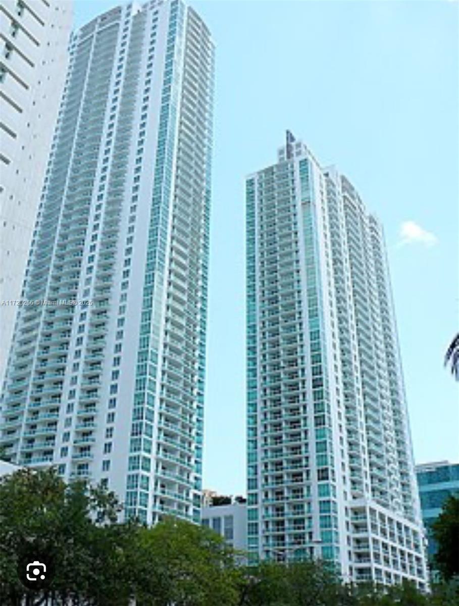 Beautiful 1 bedroom, 1 bathroom apartment in The Plaza on Brickell. Ceramic floors, Italian cabinetery, stainless
steel appliances. Water view. Conveniently located in the heart of Brickell, close to restaurants, bars and shopping
centers. Must see!