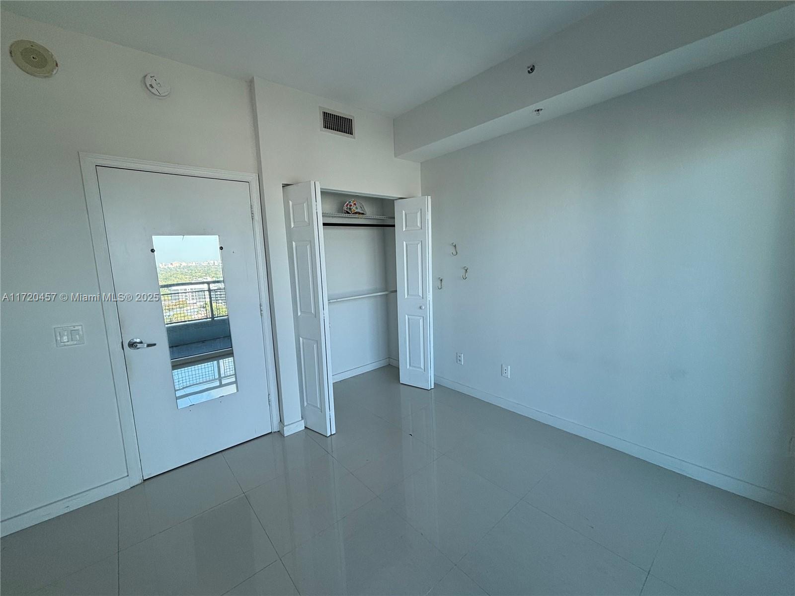 60 SW 13 ST #1415, Miami FL 33131