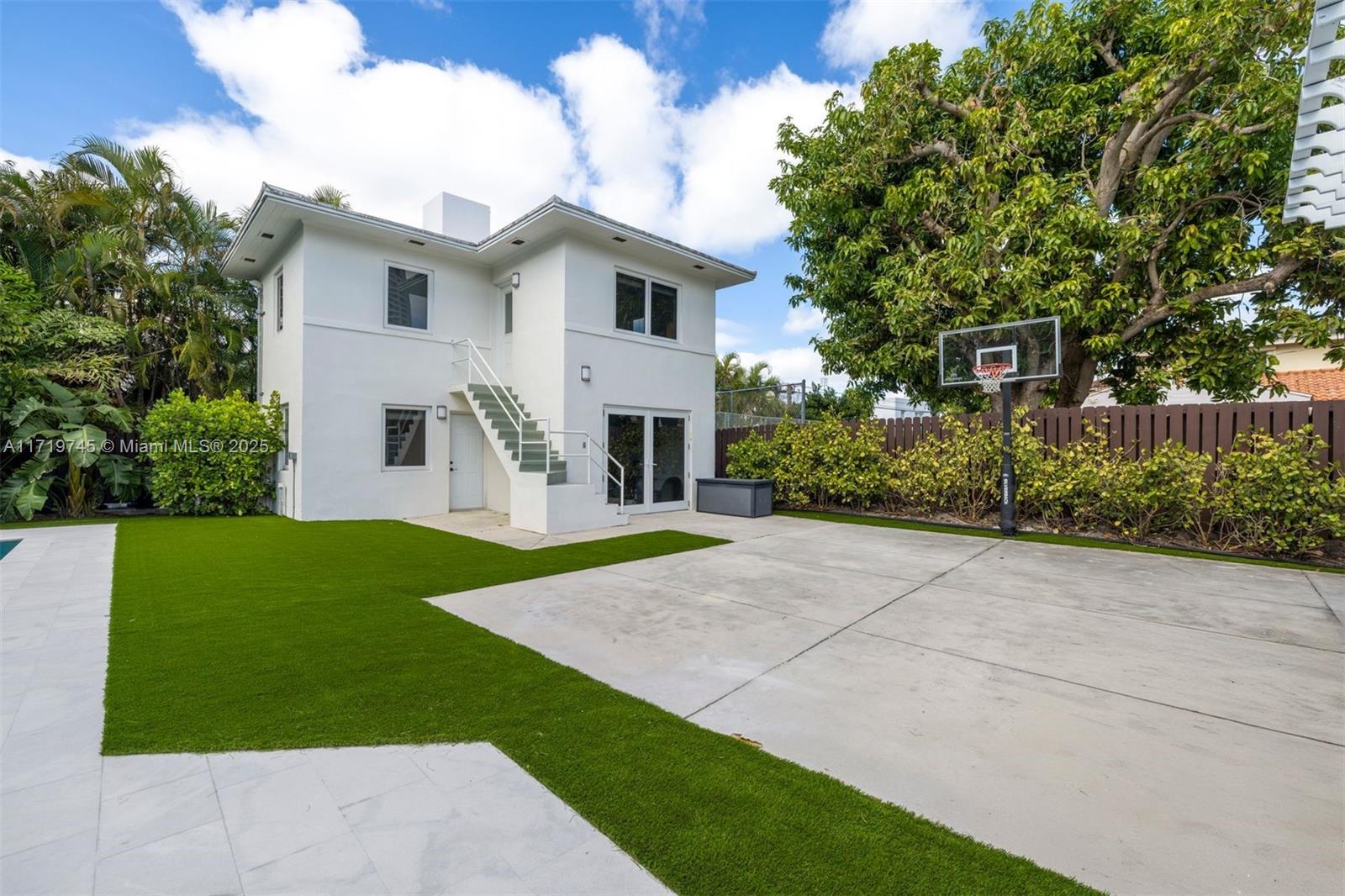 4340 Pine Tree Dr, Miami Beach, Florida image 30