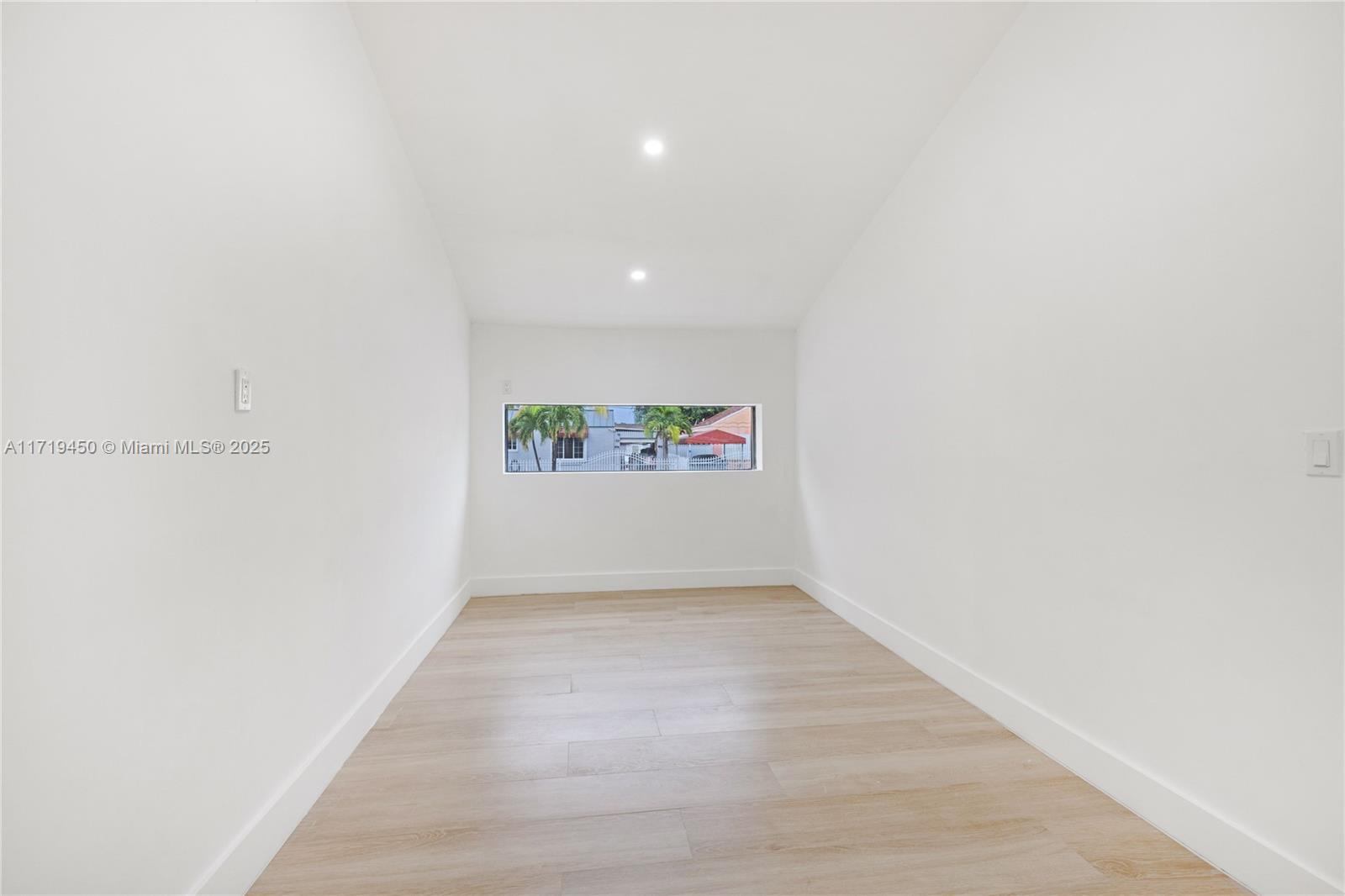 Listing Photo 12