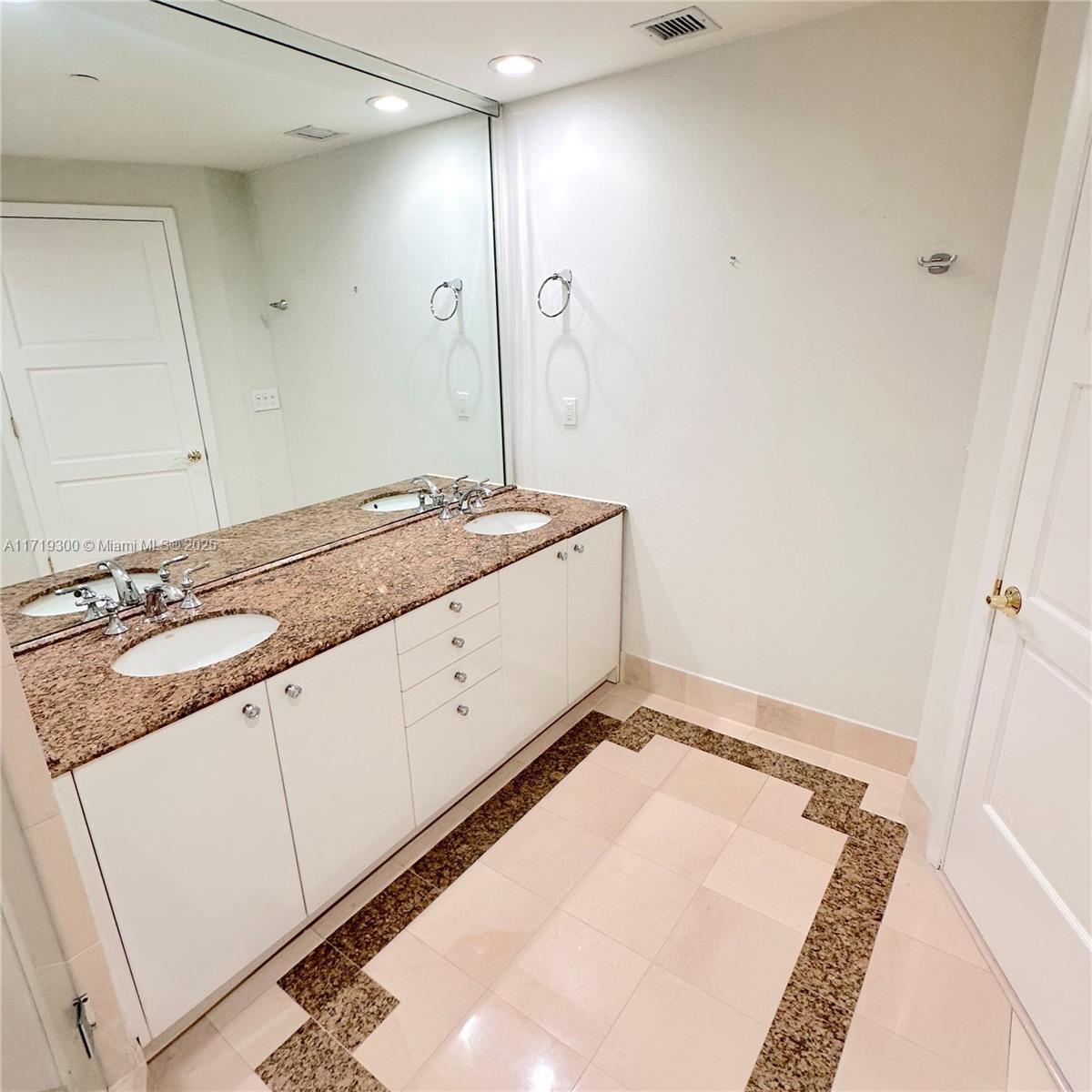 300 S Pointe Dr #704, Miami Beach FL 33139