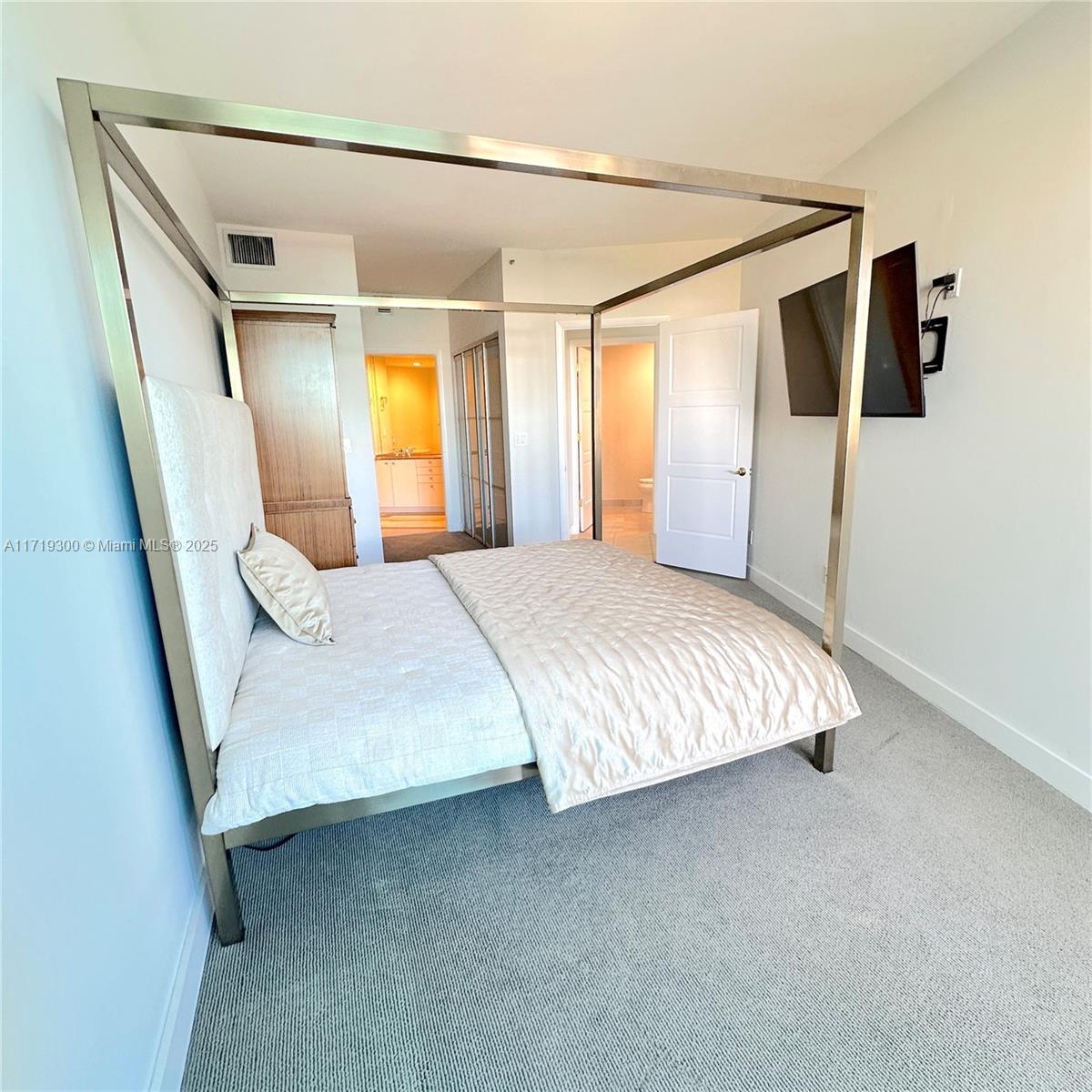 300 S Pointe Dr #704, Miami Beach FL 33139