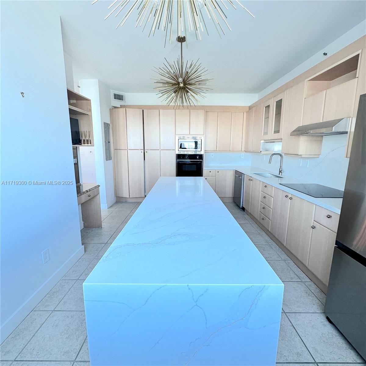 300 S Pointe Dr #704, Miami Beach FL 33139