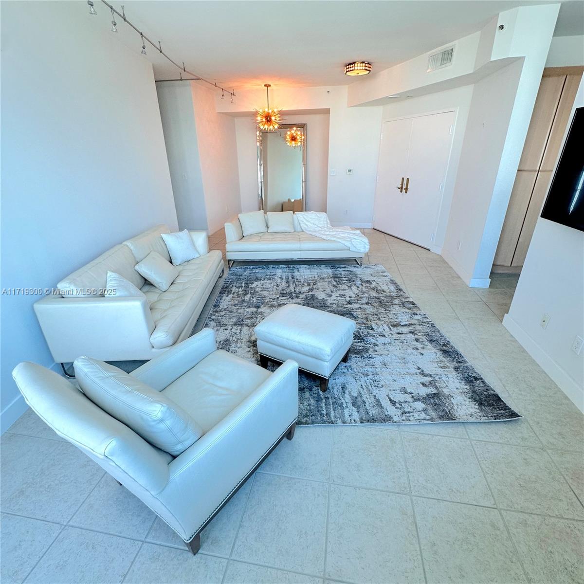 300 S Pointe Dr #704, Miami Beach FL 33139