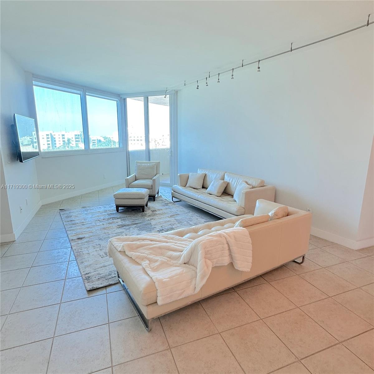 300 S Pointe Dr #704, Miami Beach FL 33139