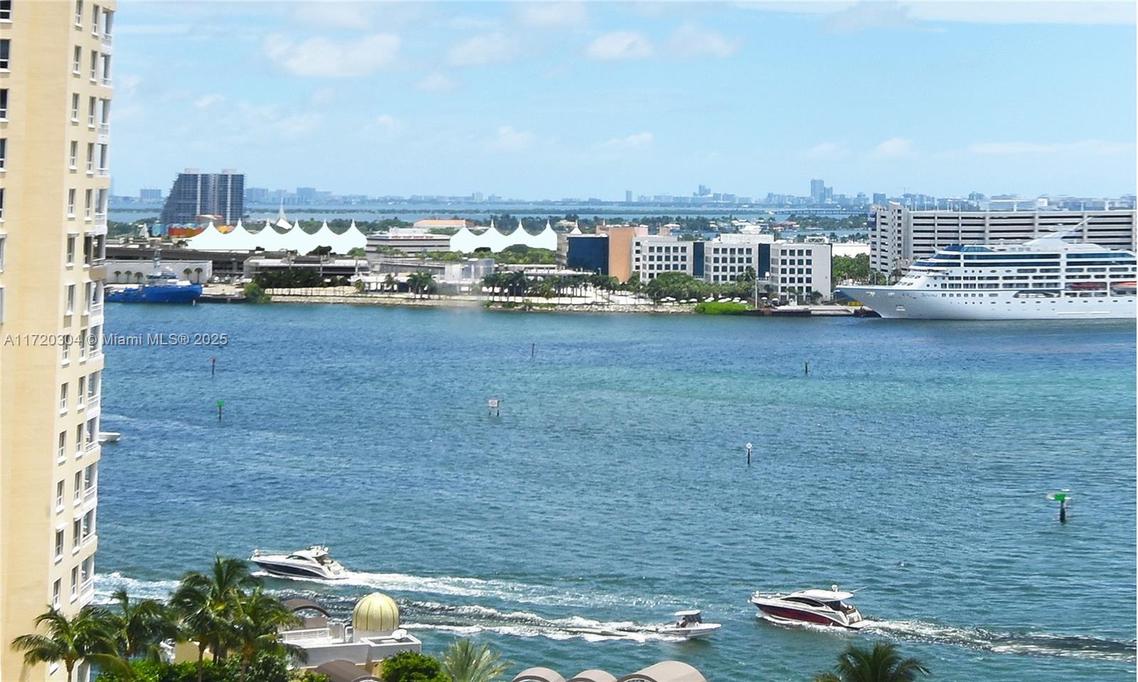 Enjoy the beautiful water and city views from this remodeled 1 Bed 1 Bath in the exclusive Brickell Key. Live the
Island lifestyle at its best. Full service building with a recently remodeled Lobby, heated salt water pool, tennis,
fitness center, racquetball, 24hr concierge, convenience store and more.Short distance from the best shopping,
restaurants and Brickell Financial District. You will love it!