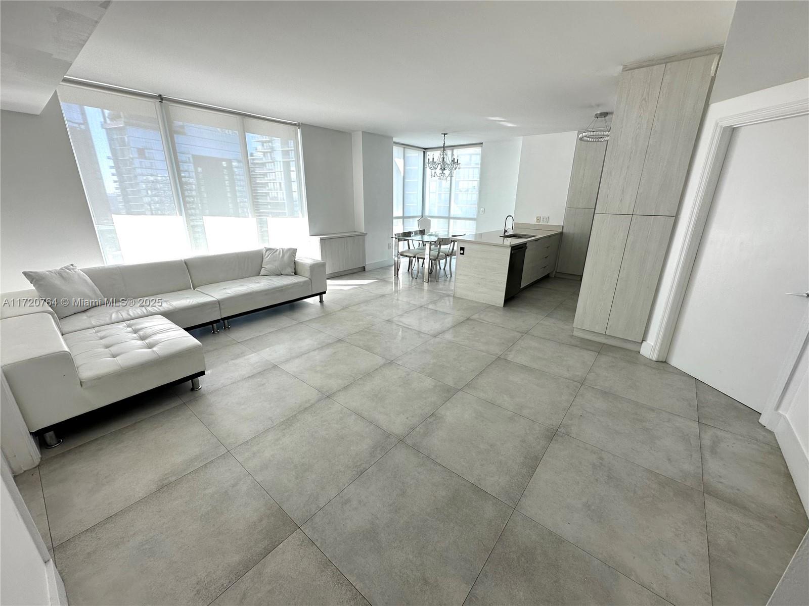 Beautiful and bright Corner Unit, located in 500 Brickell. Across from Brickell City Center and walking distance to Downtown. Lower Penthouse on the 39th floor. 
Must See!
Unit is Rented until Feb 28.