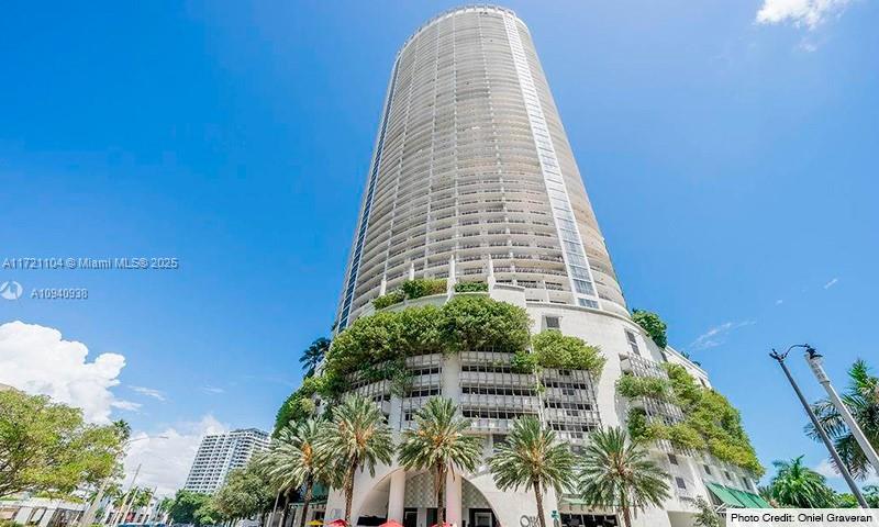 Stunning bay view apartment on the 33rd floor, 1b/1b, large closet and stainless steel appliances. Best location with amazing amenities, mini market , gym community room , spa and covered parking . Pool is under renovation