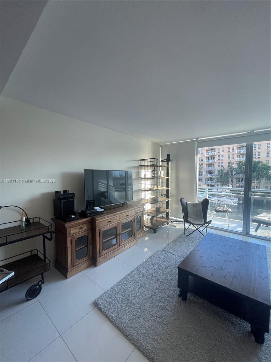 Beautiful studio in sought after Artech condoBuilding, full of amenities such as pool, tennis, gym, and mucho more. Very well located close to everything you need, restaurants, bars, shops, and more!