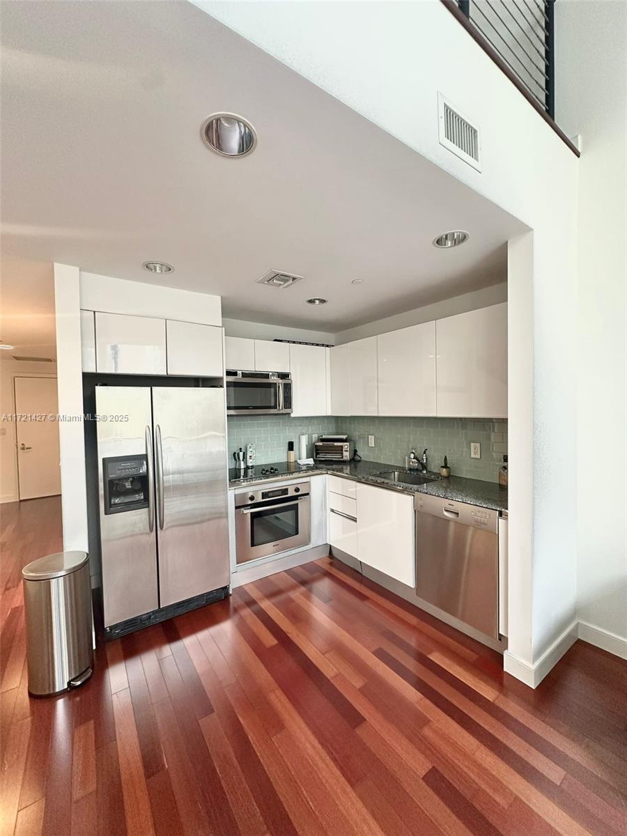 1060 Brickell Ave #207, Miami FL 33131