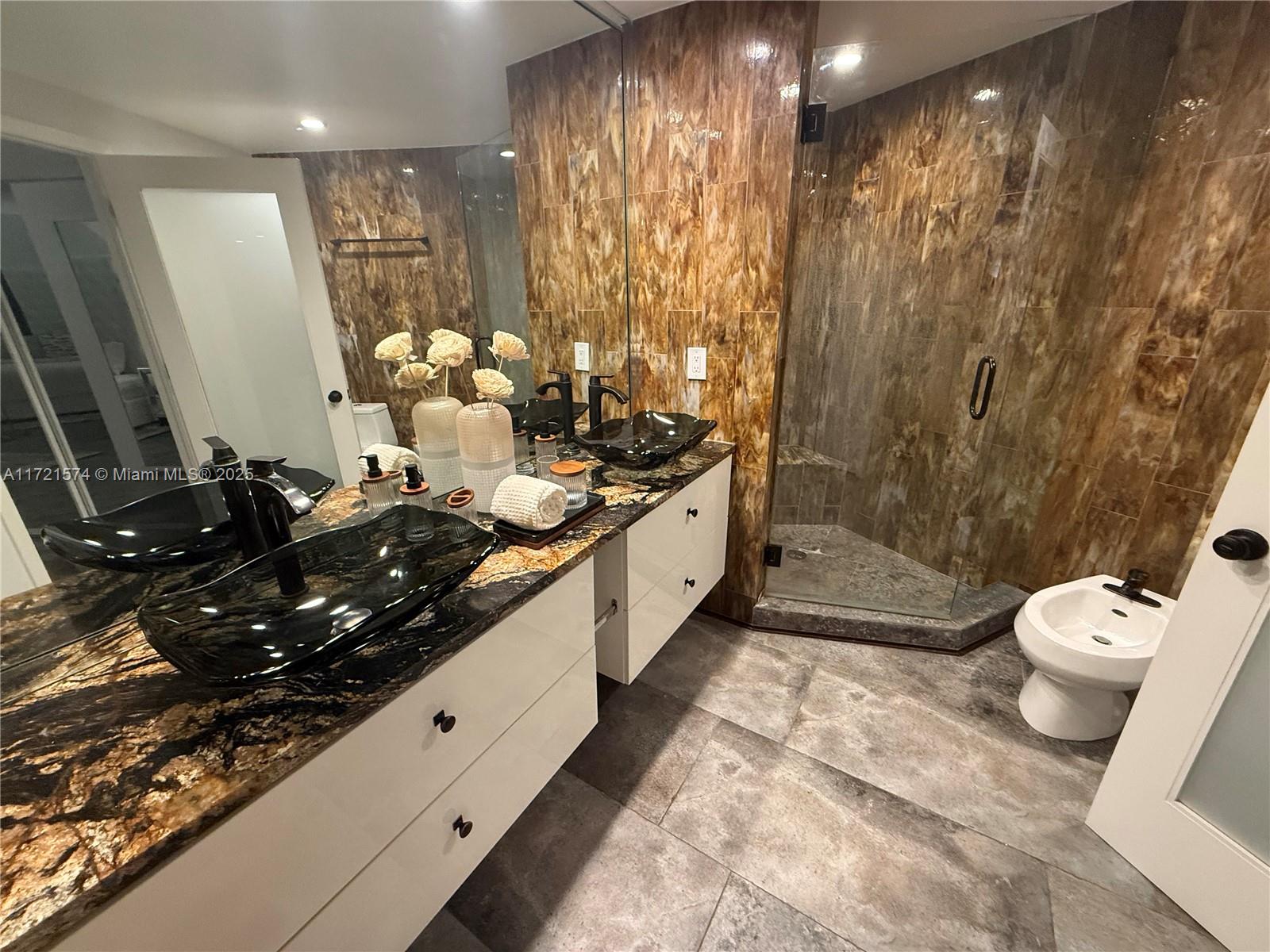 300 S Pointe Dr #908, Miami Beach FL 33139