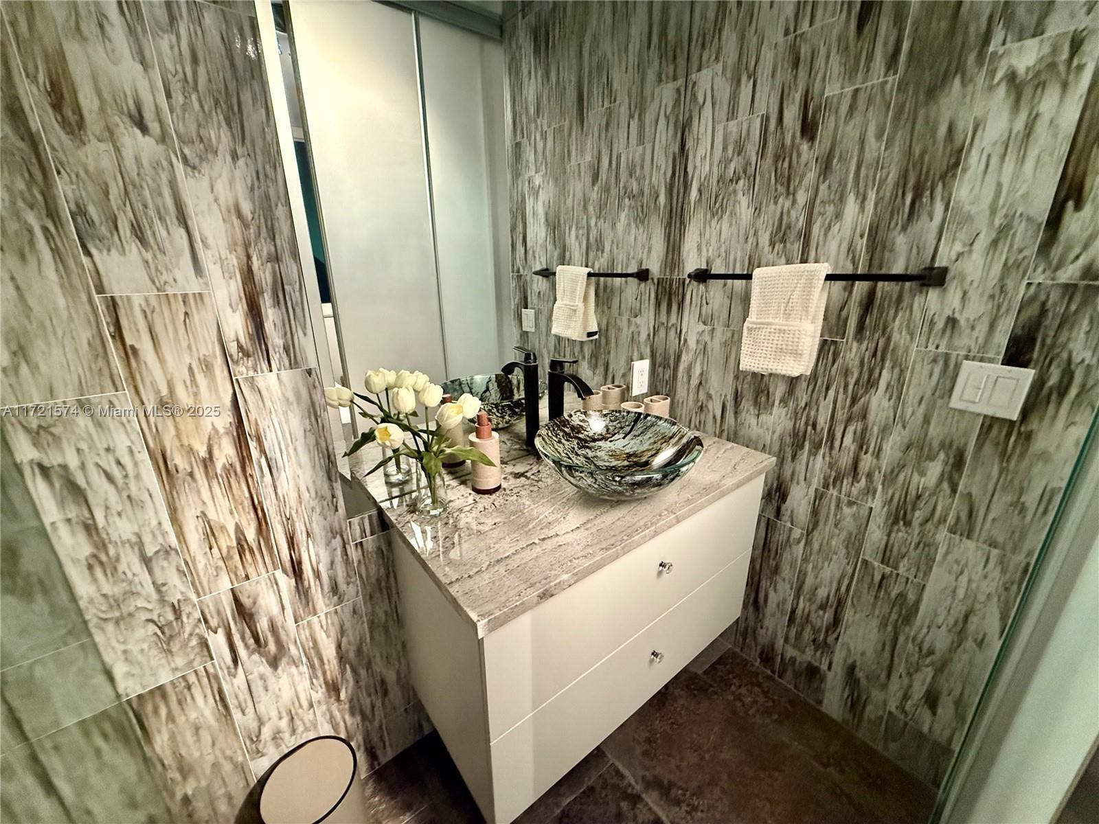 300 S Pointe Dr #908, Miami Beach FL 33139