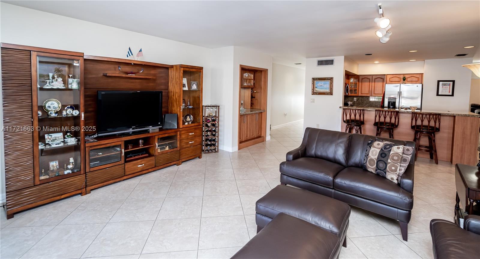 Residential, Miami Lakes, Florida image 6