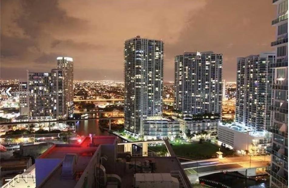 INVESTORS! IT CAN BE RENTED UP TO 12 TIMES IN THE YEAR, MINIMUM 30 DAYS! Beautiful unit 2 Bed/2 Bath located in the heart of Brickell. Open floor plan with expansive city & river views. Gorgeous kitchen with SS appliances and quartz countertops. Balcony + 1 assigned garage space. 500 Brickell Condominium offers 5-star amenities: a rooftop pool, a large gym, spa, movie theatre, valet parking, 24HR doorman, security, and more. Cable & internet basic, water & reserves are included in the maintenance fee.