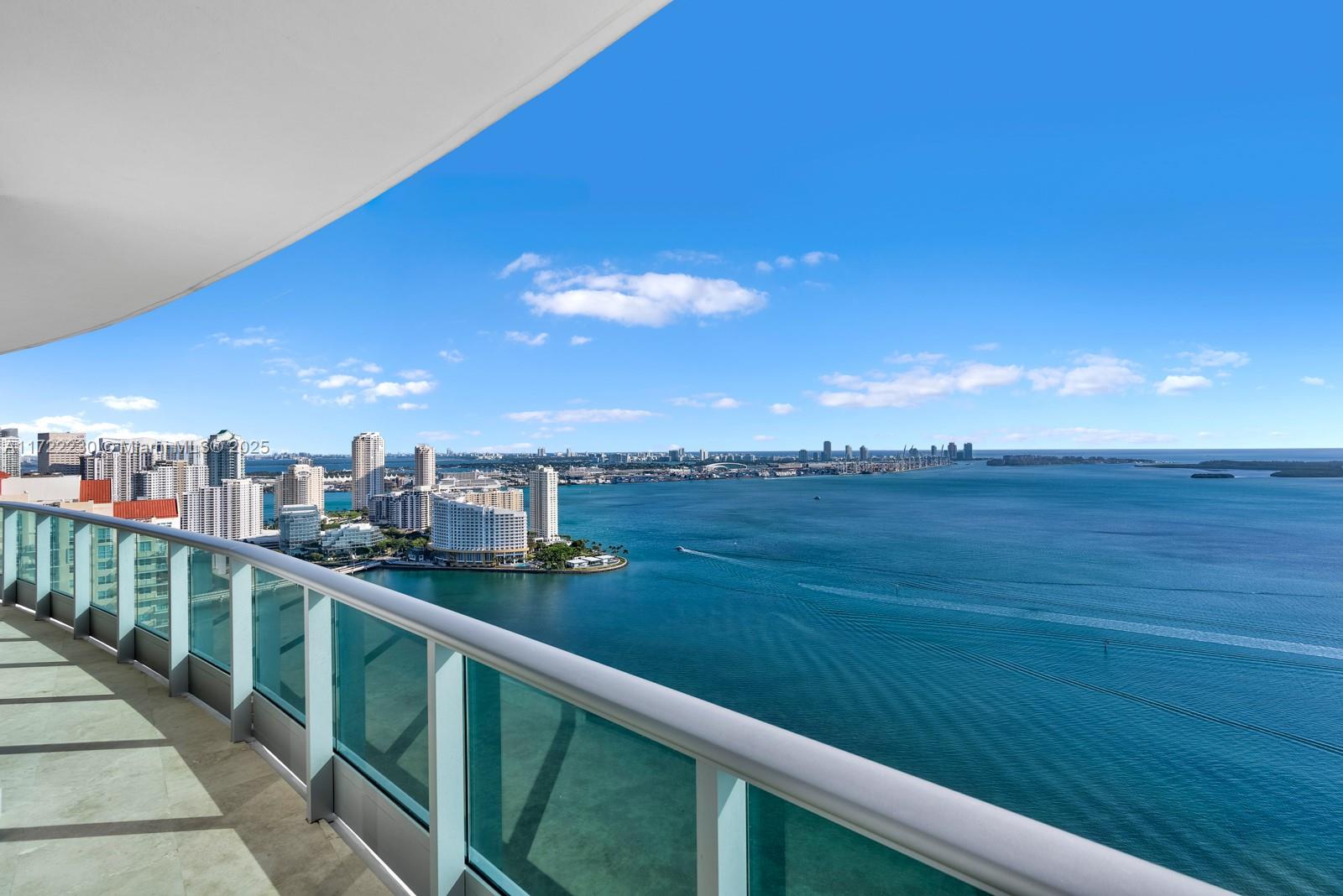 Apartamento à Venda em Miami, FL