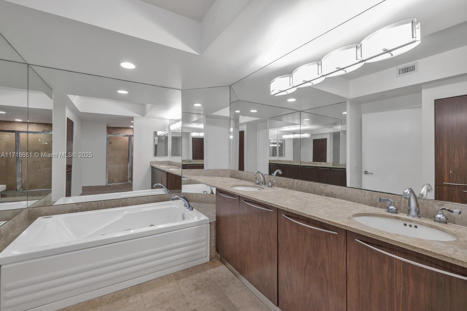 4779 Collins Ave #2703, Miami Beach FL 33140