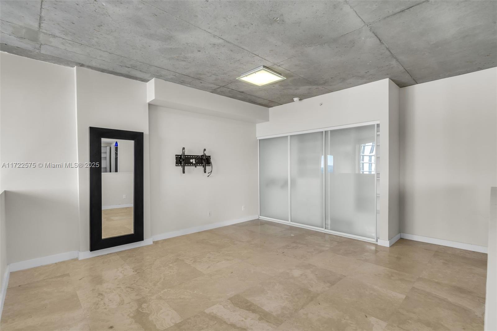 690 SW 1st Ct #PHII22, Miami FL 33130