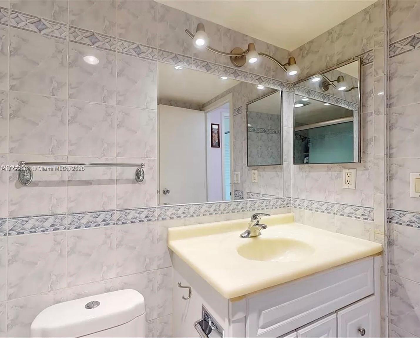 3675 N Country Club Dr #203, Aventura, Florida image 43