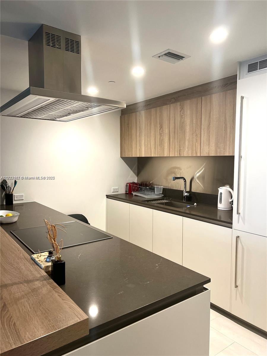 1000 Brickell Plz #4703, Miami FL 33131