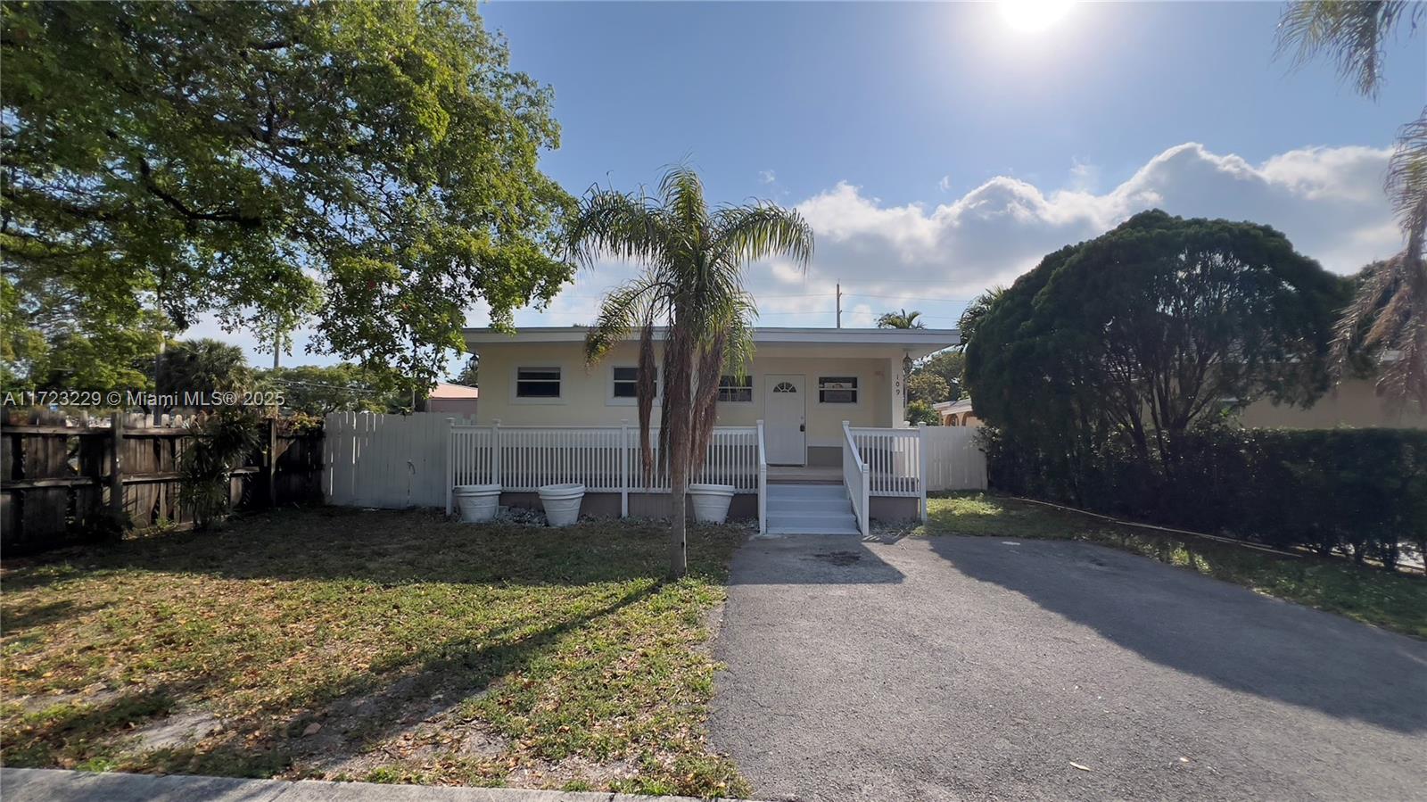 109 SW 1st Ave, Hallandale Beach, Florida image 4