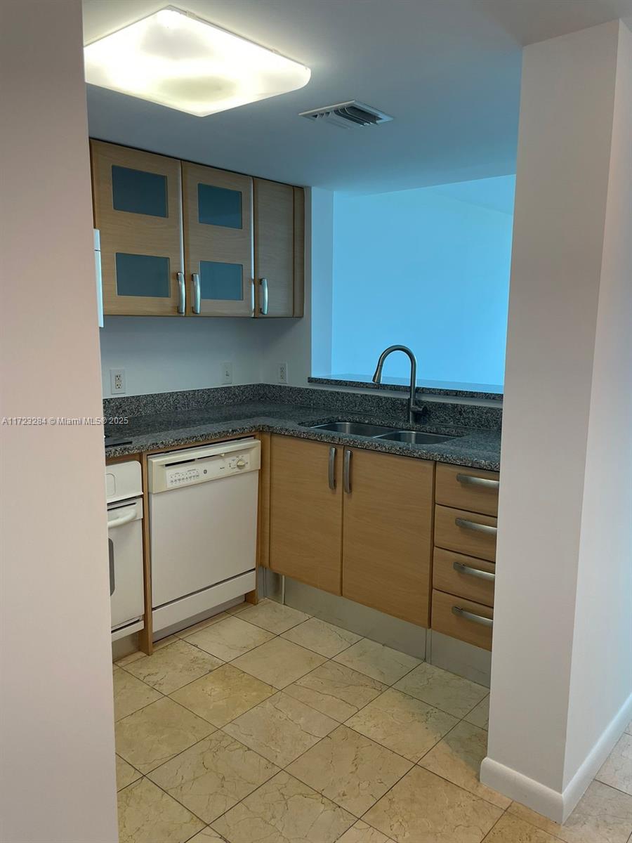 2101 Brickell Ave #1811, Miami FL 33129