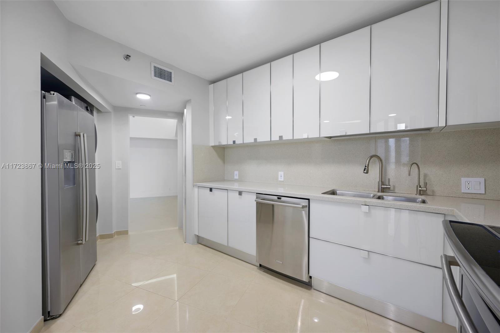20281 E Country Club Dr #PH10, Aventura FL 33180