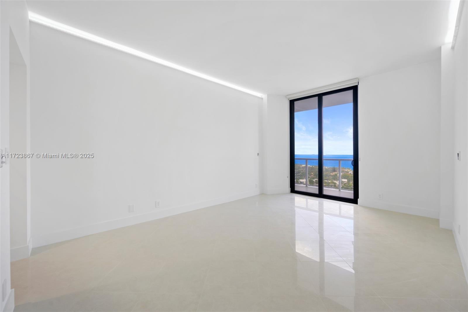 20281 E Country Club Dr #PH10, Aventura FL 33180