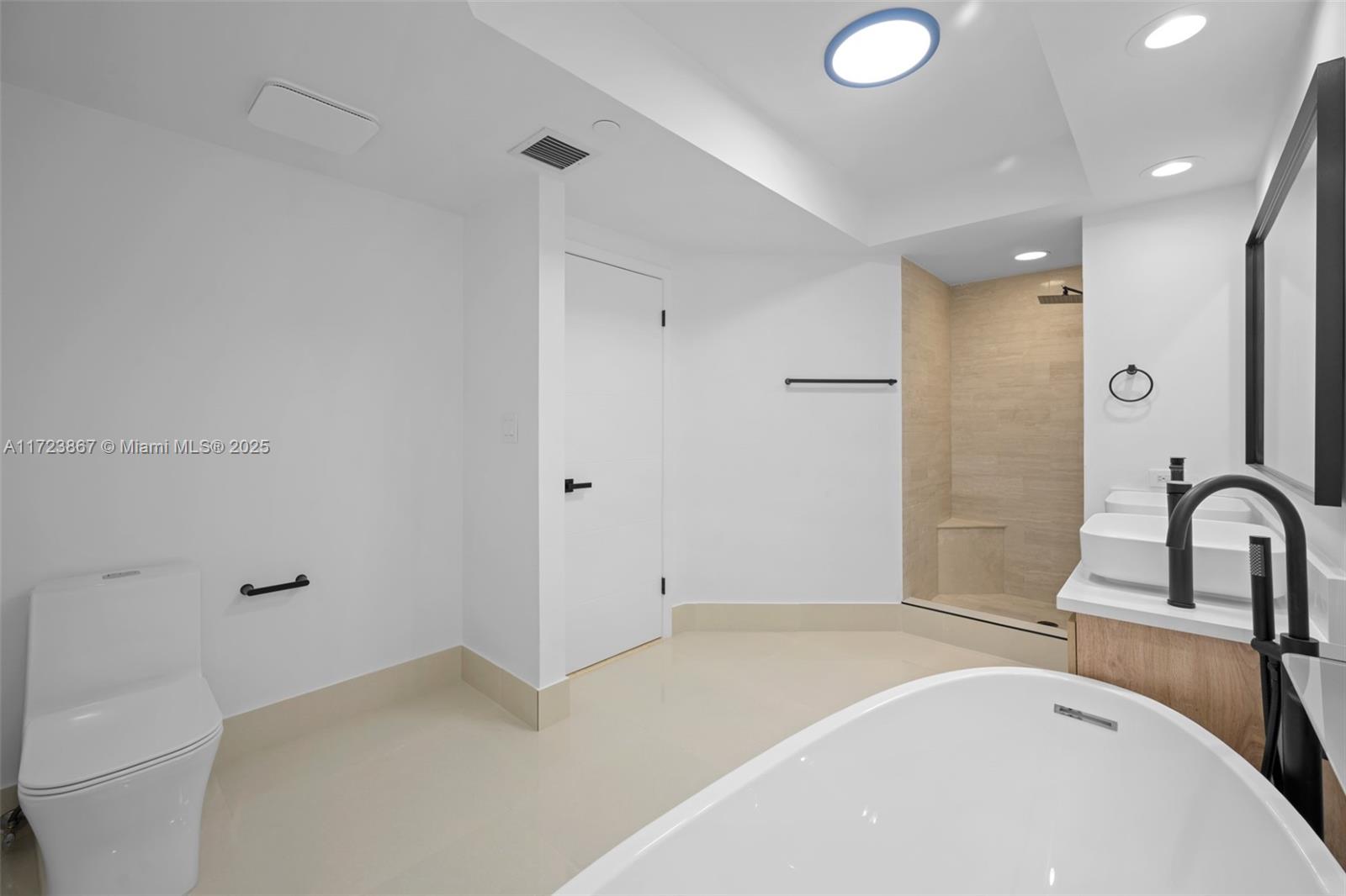 20281 E Country Club Dr #PH10, Aventura FL 33180